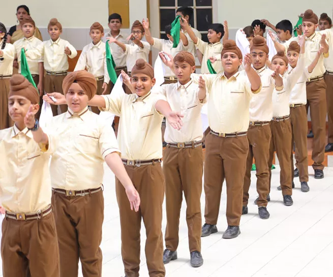 LARGEST 'MOM IS WOW' HUMAN SENTENCE IMAGE