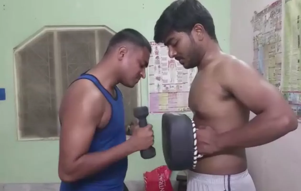 MOST PUNCHES IN A MINUTE HOLDING ONE KILOGRAM WEIGHT