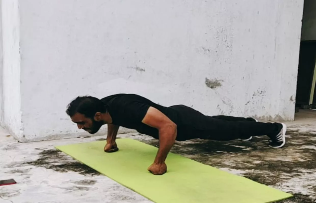 MOST KNUCKLE PUSH-UPS IN ONE MINUTE (MALE)