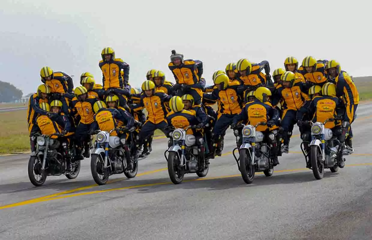 FASTEST HUMAN PYRAMID RIDE ON FIVE MOTORCYCLES