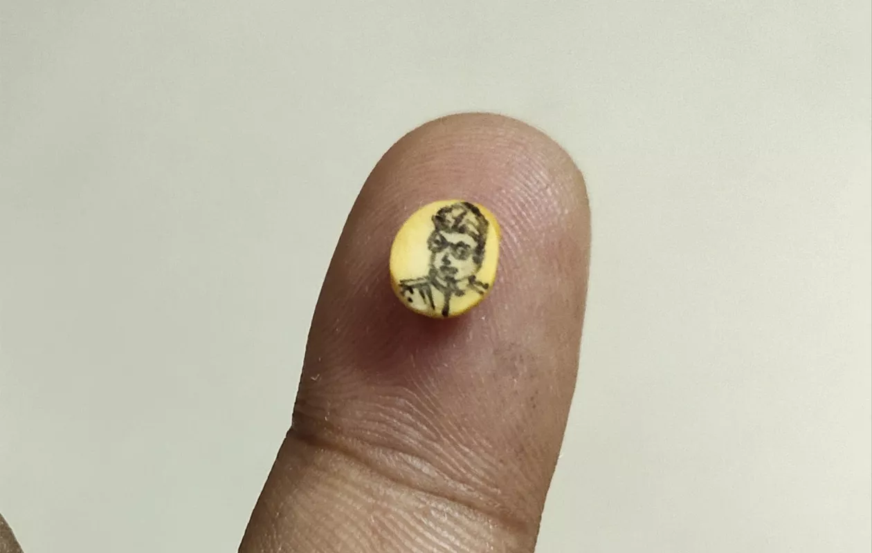 SMALLEST PAINTING OF NETAJI SUBHAS CHANDRA BOSE ON GRAM PULSE