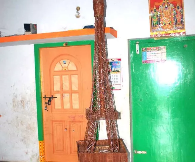 TALLEST EIFFEL TOWER REPLICA MADE OF BAMBOO STICKS