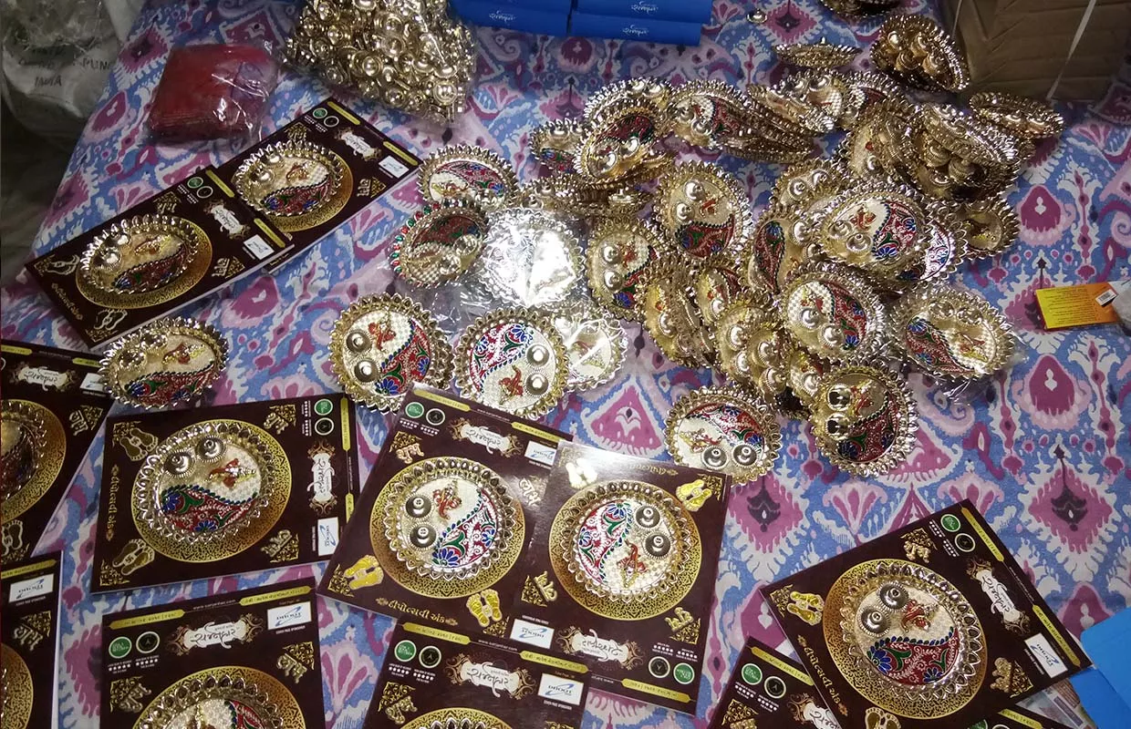 BIGGEST DECORATIVE PLASTIC PLATE PASTED ON MAGAZINE COVER