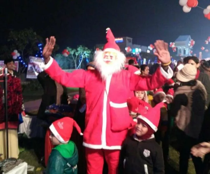 LARGEST GATHERING WEARING SANTA CAPS