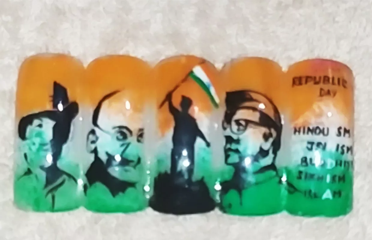 SMALLEST PORTRAITS ON ARTIFICIAL NAILS