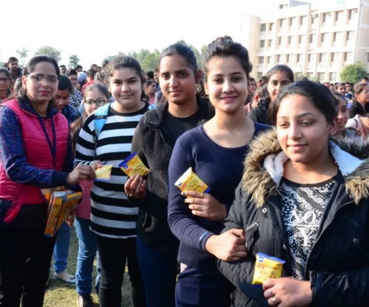 MAXIMUM PEOPLE EATING COOKIE CAKE