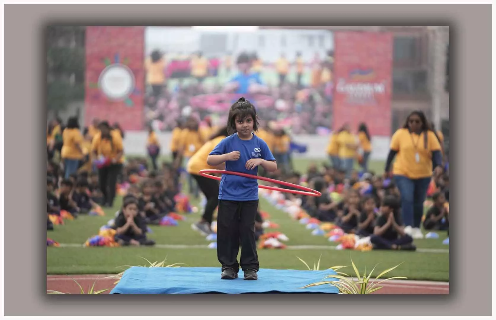 FASTEST 1400 HULA HOOP SPINS AROUND WAIST NON-STOP BY A KID