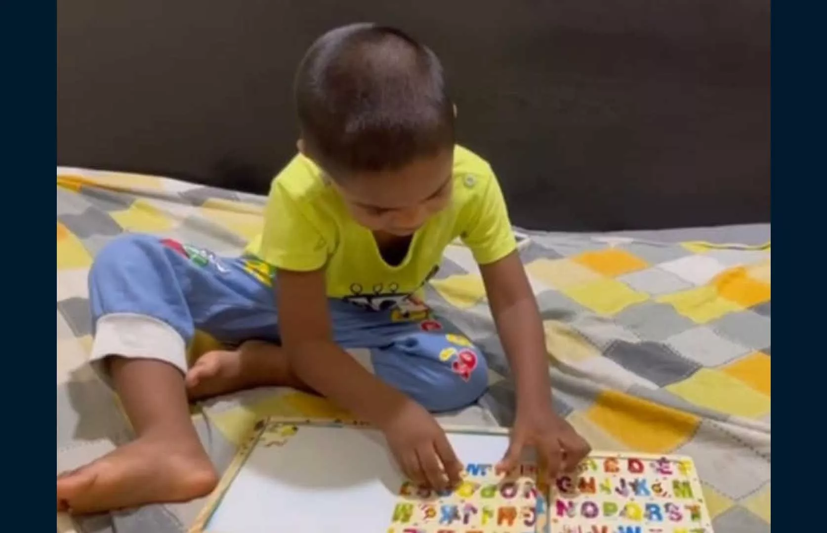 FASTEST TO SOLVE 20 PIECES JIGSAW PUZZLE OF ENGLISH ALPHABETS BY A TODDLER