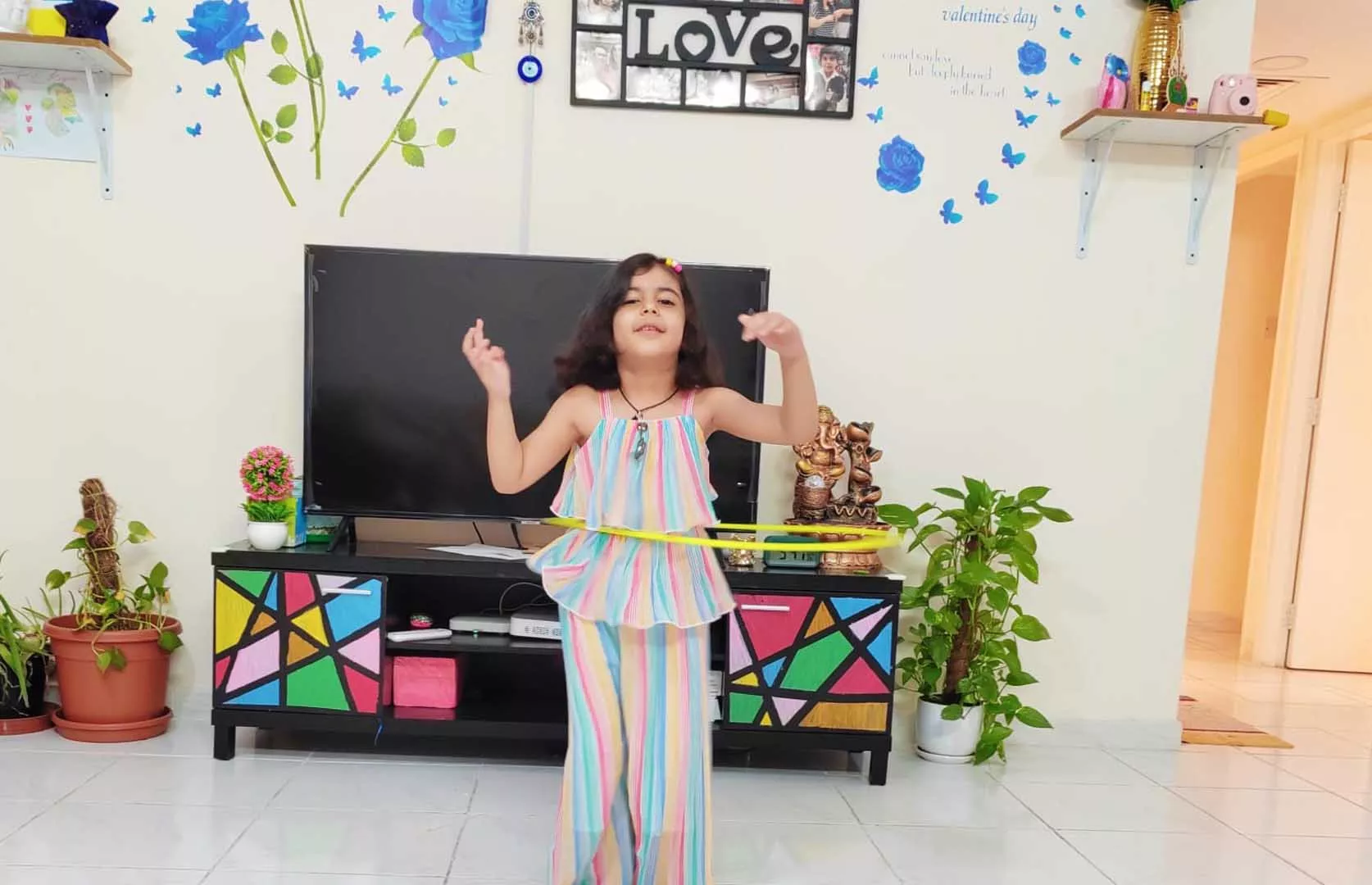 FASTEST 1500 HULA HOOP SPINS NON-STOP BY A KID