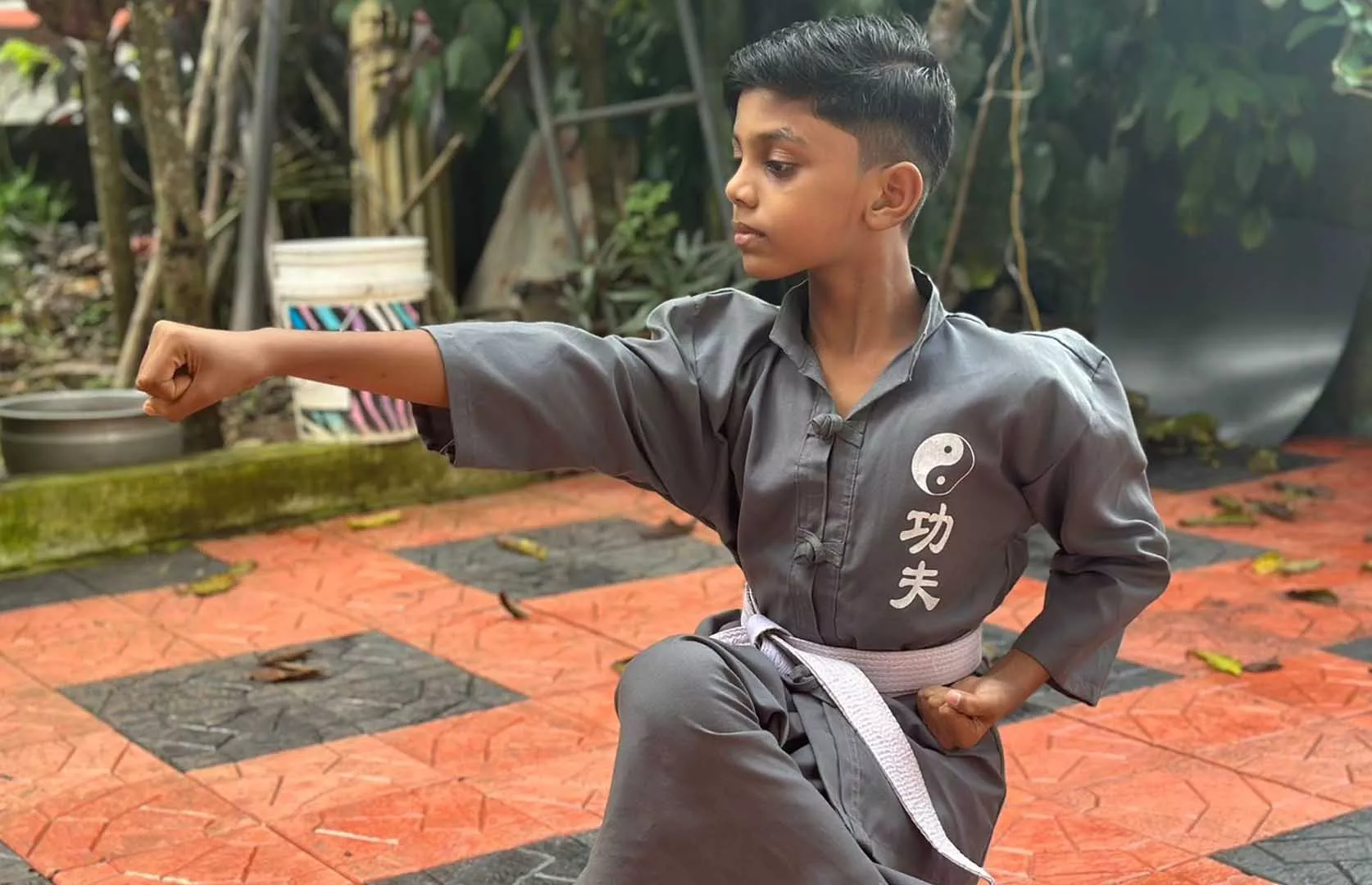 MOST PUNCHES ON A MIDDLE OF A PUNCHING PAD IN ONE MINUTE (KID)